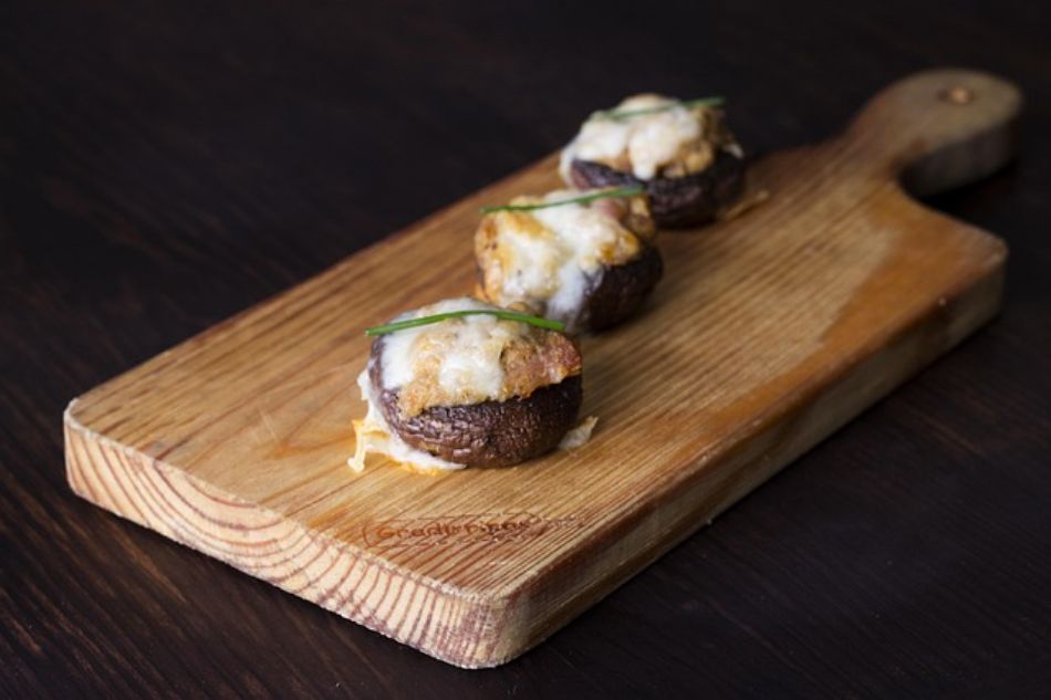 Champignons farcis au four : recette avec instructions étape par étape